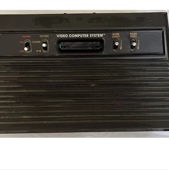 Atari 2600 w/ 2 controllers and 20 games - Picture 2 of 2